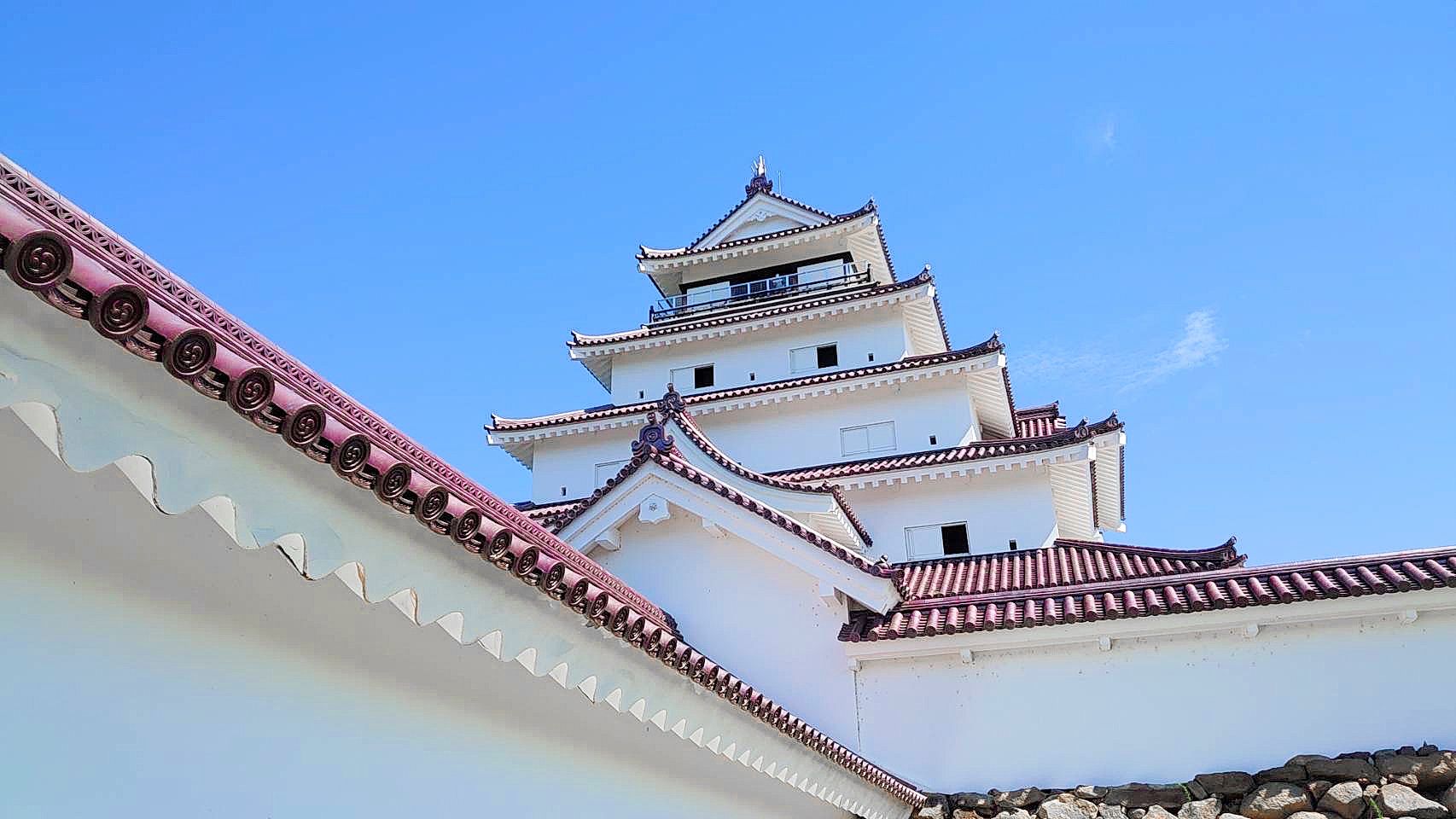 福島の雪と寒さが生んだ会津若松城｢赤瓦｣の"美" 白い壁に映える赤い瓦､紅白の配色にうっとり