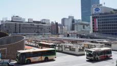 新宿駅西口再開発｢東口が見通せる｣風景の大変貌 広場に巨大スロープ､都庁超え高層ビル建設へ