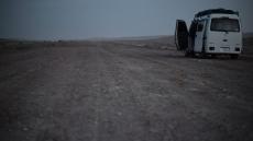 トルクメニスタン｢地獄の門｣軽自動車で訪ね挫折 地獄を見るなら夜､と｢道なき道｣を行くも闇