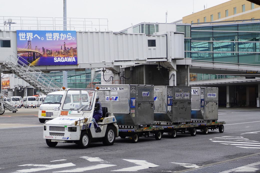 羽田空港で無人車両実験､人手不足の解消へ一歩 ANAとトヨタ共同開発の自動運転車両を公開