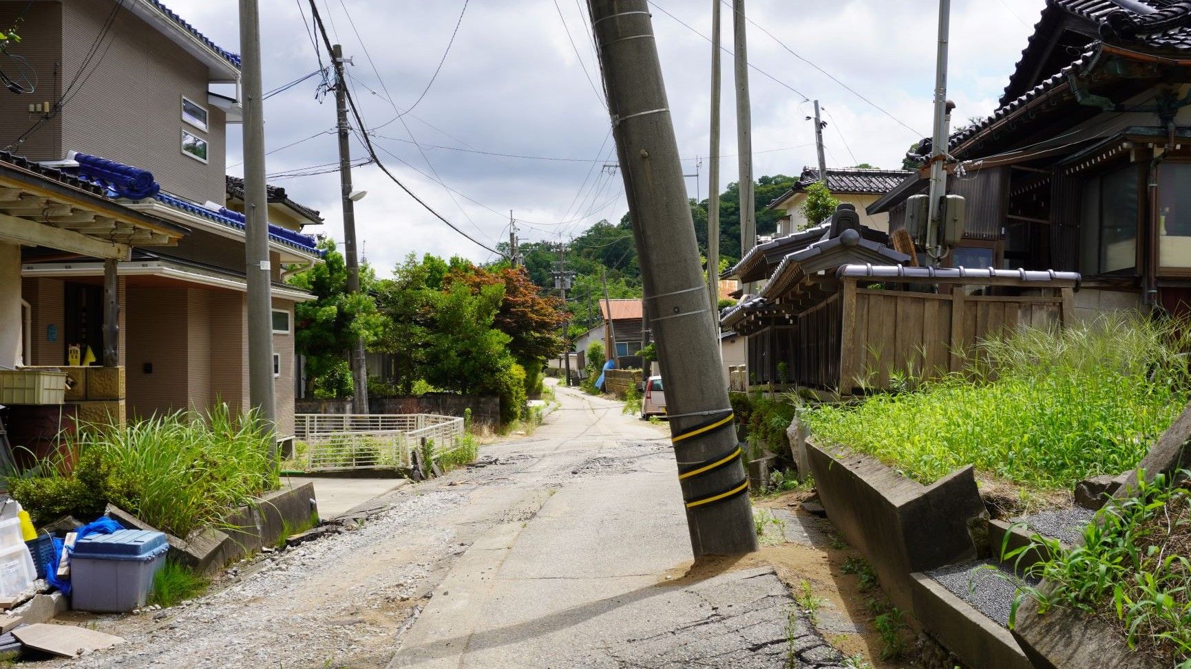 能登地震液状化､傾斜した住宅をどう再建するか 基礎の損傷が復旧を左右､地盤改良が難題