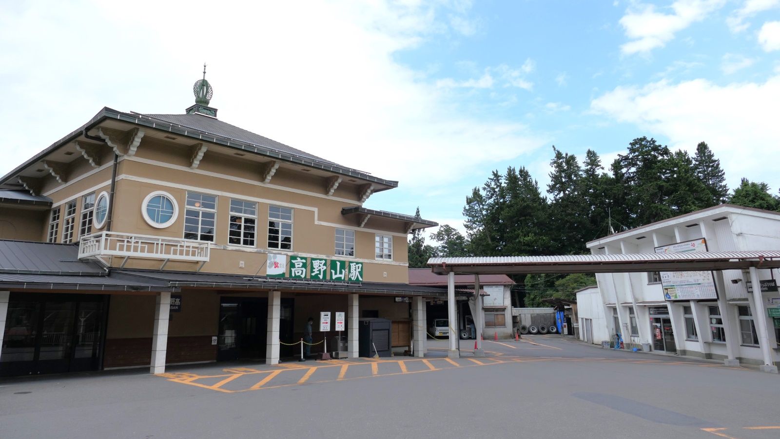 南海｢聖地の玄関口｣高野山駅､知られざる裏側 バスが発着する駅前ロータリーの地下には…