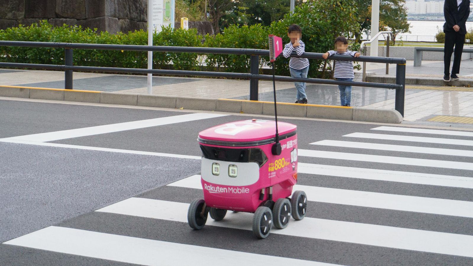 楽天の｢無人配送ロボット｣都心で本格稼働開始 スタバや牛丼店と組み30分以内で配送へ