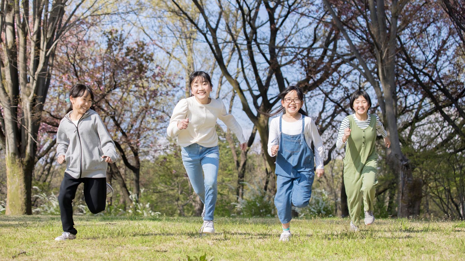 ｢外遊びの時間が減ると近視になりやすい｣の事実 大事なのは､遺伝よりも子ども時代の環境