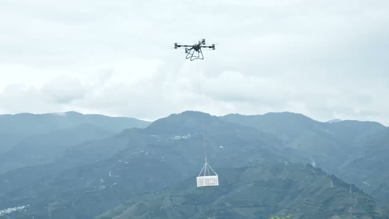 中国の農家が｢ドローンで作物空輸｣の驚く発想 現場の工夫で広がる用途､DJIは専用機を開発