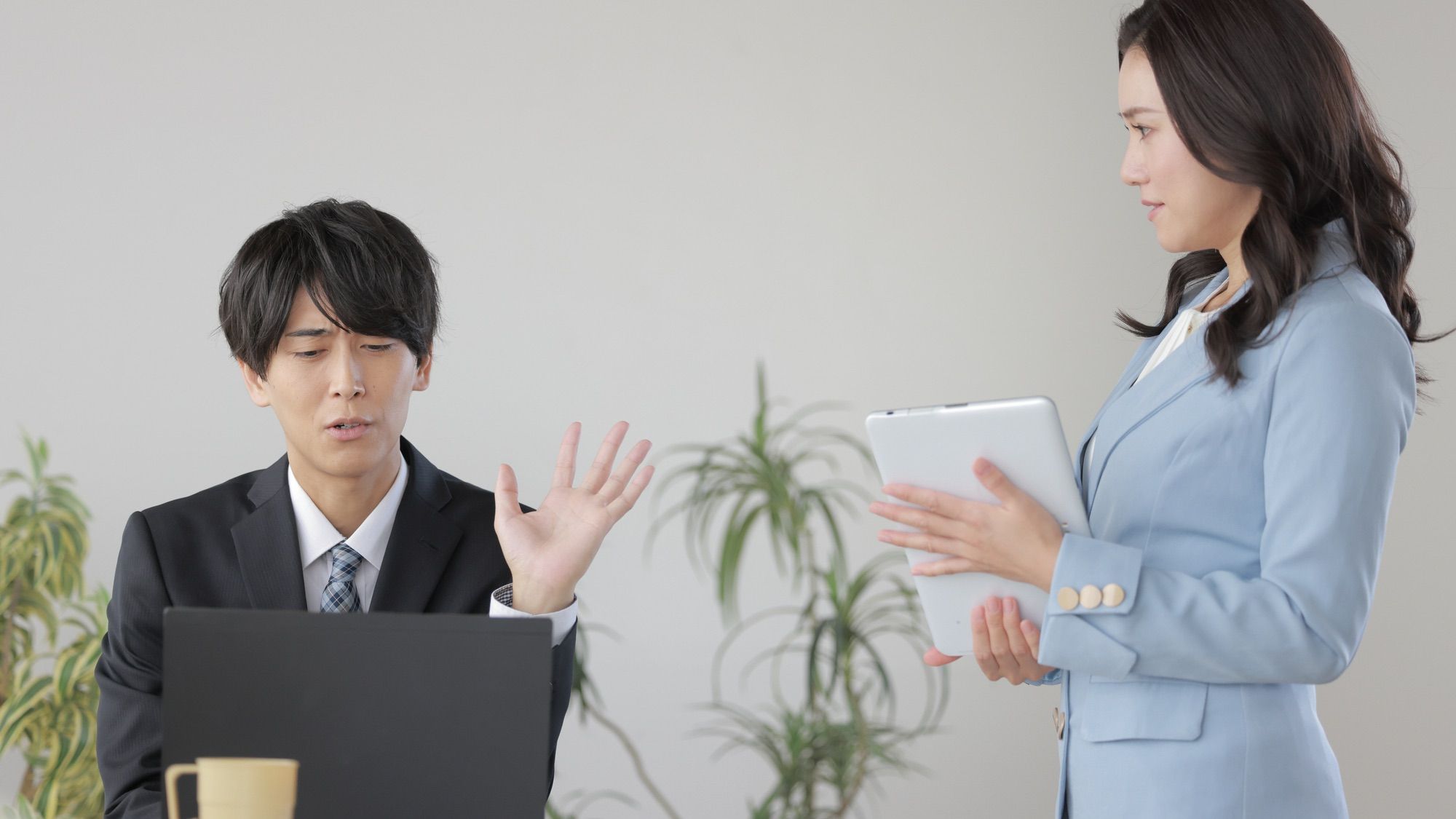 話しかけて振り向かず答える人を信用できない訳 私たちは無意識に相手の身ぶりから判断している