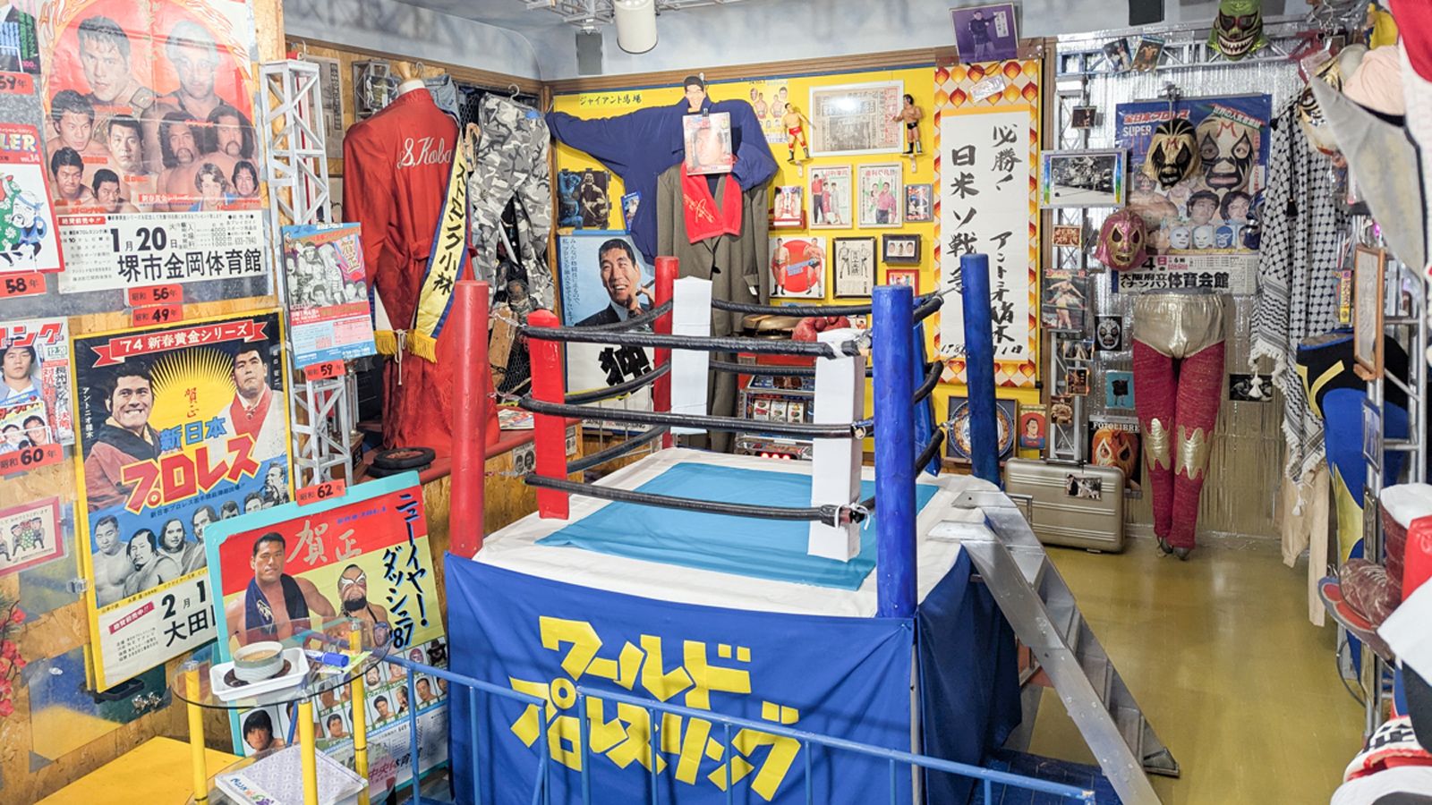 ローン返済25年､私財注いだプロレス美術館の凄み "人間山脈"リングシューズから極悪女王の髪まで