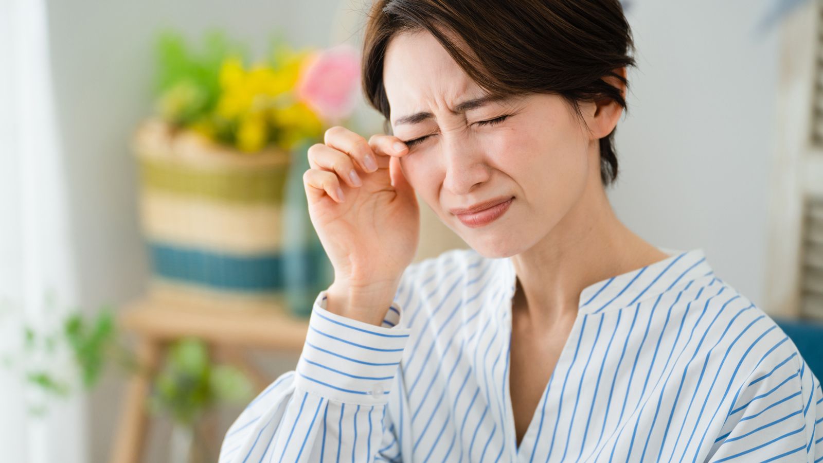 目の花粉症｢まぶたに塗る新薬｣登場で大きく進歩 目薬との使い分けやセルフケアを専門家が解説