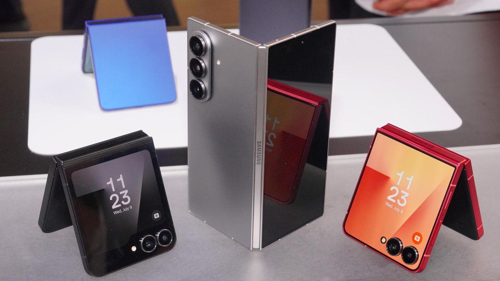 Samsung 折りたたみスマートフォン 箱付き au】最新折りたたみスマートフォン「Galaxy Z Flip5」│「Galaxy