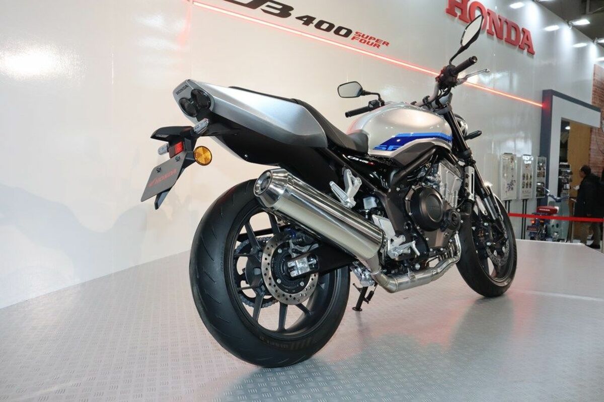 伝統の4気筒400ccモデル復活に歓喜､ホンダ｢CB400スーパーフォア
