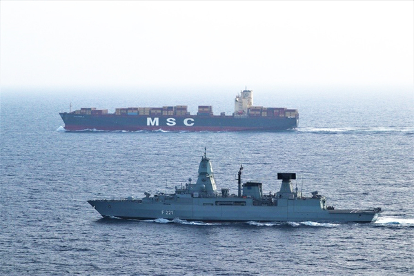 「世界的航路が寸断の危機」商船攻撃が相次ぎスエズ運河を利用する貨物船の数が激減！ 解決策は？
