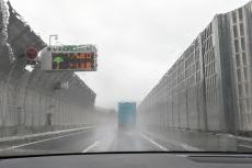 「止まれない!!!」雨の日の高速道路の“ヤバさ” 跳ねあがる事故率“21倍”も!? 気を付けるべき3箇条とは