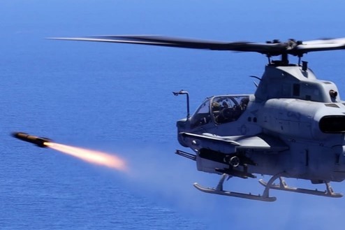 米海兵隊「一発三役」の新型ミサイル 沖縄近海で“初発射”！ 何を狙った？