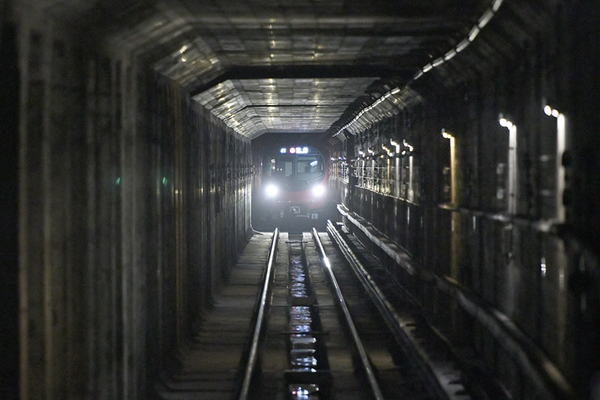 熱がこもりやすい地下鉄「車内ひんやり」どう実現 昔は驚きの方法で冷やしていた!?