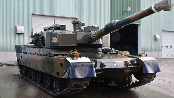 陸自の「激レア塗装」戦車とは？ “超エリート部隊”の異色戦車が展示車両に！訓練で「敵役」務める