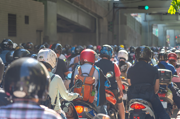 あまりにバイクが多すぎる!! 「バイクの滝」からの「バイクの水たまり」 実際に“囲まれてみた”！