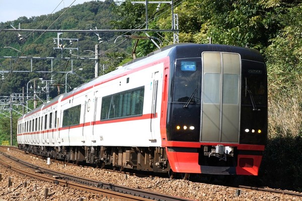 名鉄の特急車が「乃木坂46トレイン」に大化け！ 車内や駅ではメンバーの特別放送も
