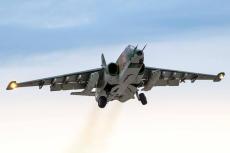 被弾したロシア軍機が「地上に激突」 緊迫の映像をウクライナが公開   “頑丈な攻撃機”もミサイルは耐えられず