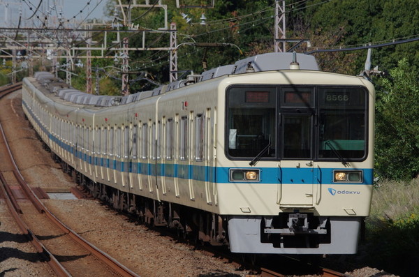 「小田急の車両」が埼玉県を走った！  “白い車体に青い帯”小手指駅に出現  西武鉄道が映像公開