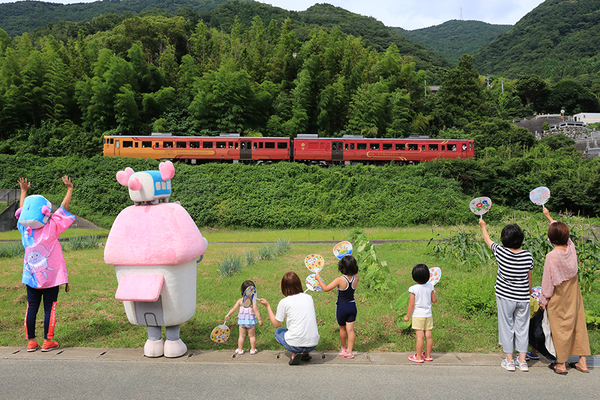 車内で泣いちゃう人がいる？「すごすぎて…」 人気列車の10年を支えた“尋常じゃないおもてなし” 背景にあった危機