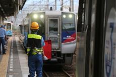 全国唯一の珍風景「特急の寸止め縦列駐車」まもなく見納め！ 乗務員も「緊張する」一体なぜこんな方法を？