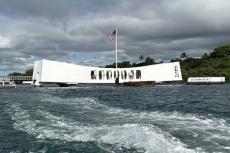 「ここは観光地ではない」 真珠湾に浮かぶ慰霊施設「アリゾナ記念館」の凄み 今も“真下”に撃沈艦