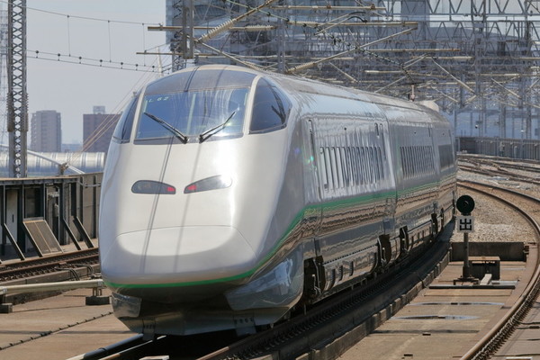 山形のミニ新幹線車両が新潟へ！1編成しかない「レア車両」が上越新幹線と並ぶ 9月にイベント開催