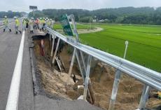 開通したばかりの高速道路「大陥没」、復旧も「爆速」!? 日本海東北道の豪雨被災箇所 規制解除にめど