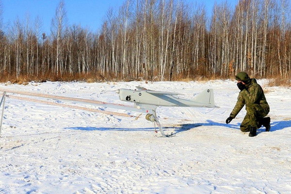 ウクライナで「驚愕の空中戦」が発生 ロシア軍の無人機を“棒”で叩いて撃墜!?  エンジンを無力化か