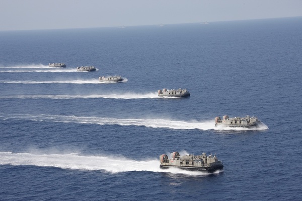 自衛艦イチ“クセ強”？ 能登半島地震で爆速上陸した「水陸両用艇」の基地へ 「ここ飛行場ですか？」フネらしさゼロ!?