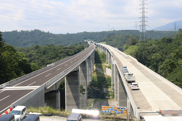 新東名の“スゴイ舗装”に親子でビックリ！「どうして普通の道路で使わないの？」「あの筒みたいなのは…」 完成間際の施設を公開