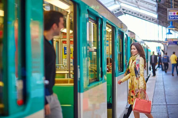 パリの電車バスは「油断ならない」 在住の日本人女優 ならではの“クセ”と“コツ”を解説 「乗りますアピール」が大事!?