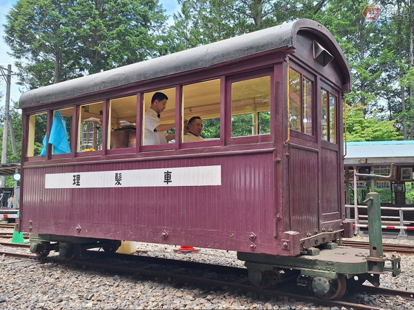 現存唯一の鉄道車両で「髪切って、ひげ剃ってきた！」長野の山中に残る“動く床屋さん”とは