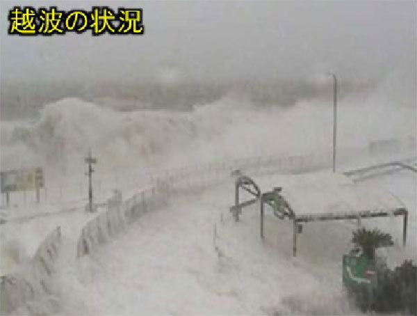 台風で「道路通行止めの可能性がある」→なぜ止めない？ 鉄道は「止めます」 ビミョーな表現のカラクリ