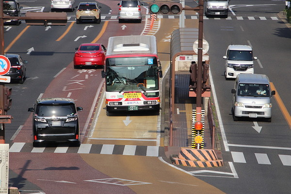 名古屋名物「反対車線にはみ出すバス」でどこまで行ける？ 名駅から1時間の最長路線 終点が…存在しない!?