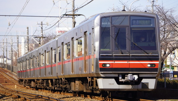 電車が走っていた「名古屋城のお堀」いまも妙に線路っぽいぞ…？ 市街ど真ん中 鉄分たっぷり廃線跡だった！