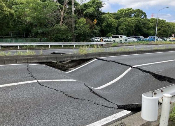 千葉の国道16号“大陥没”、復旧も“爆速”!? 「はや」「頑張れ」 夜通し作業で開通見込み立つ【更新】