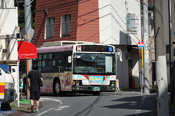 東京イチ狭いんじゃ…？ 住宅街をゆく驚愕の狭隘路線バス 家の軒先スレスレなルートこそが人気の理由？