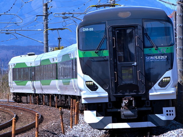 大宮駅で「激レアな光景」が実現！ “特急列車が2本連続”で走る!? 9月限定