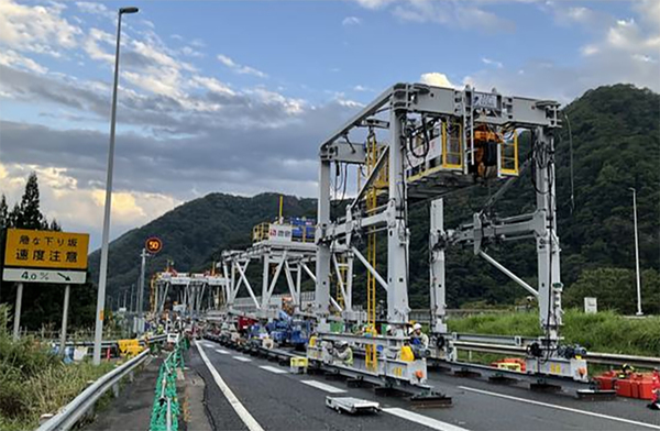 渋滞キツイ！高速道路のリニューアル工事が“革命的に早く”なる？ 21日を“6日”で済ませる「動く工場」とは