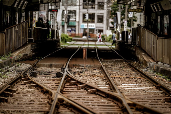 舗装を引っぺがしたら廃線跡が!? 東京都が遺構を公開へ 付近での整備工事中に