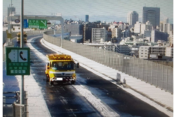 道路が「あったか～い」 首都高を“雪国仕様”にするスゴイ技術 「この紙1枚埋めるだけ」で雪を溶かす！