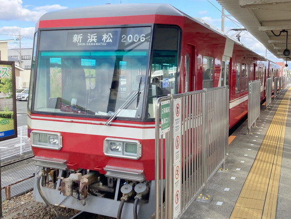 「異色の新型車両」が運行開始 40年間も同じデザイン堅持！  置き換えられる車両も“新車そっくり”