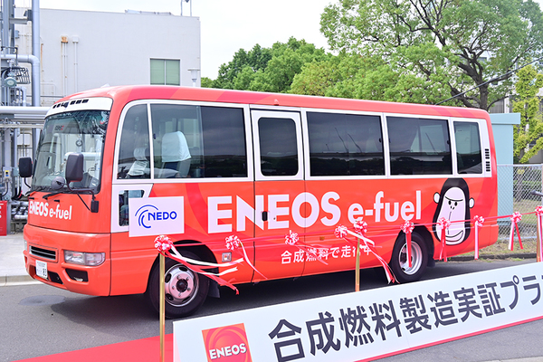 エンジンのままでいい“夢の代替燃料”ついに製造開始 陸海空いける「合成燃料」ENEOSが日本初 「世界に発信できる」元首相も太鼓判