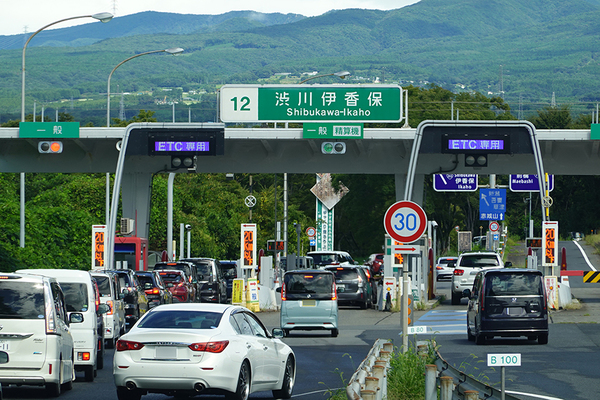 「出口渋滞エグすぎ」関越道IC渋滞の“元凶”交差点が改良工事中 「抜本対策」に向けて車線切り替えへ