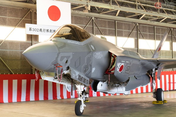 まさかの復活!? 空自の最新ステルス戦闘機に「ファントムII」の派手ハデ塗装だ！ 期間限定で基地の外にも