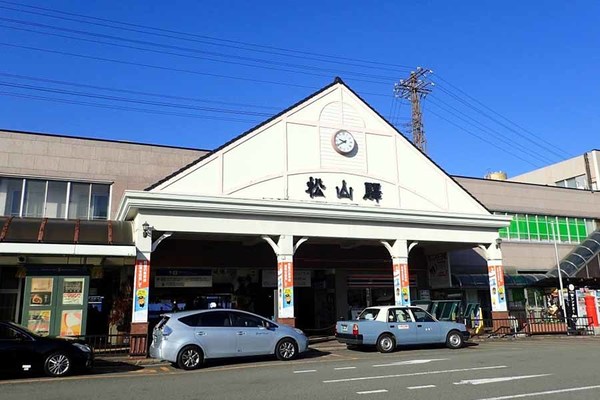 駅名看板も線路の石もどうぞ！「二代目松山駅」さよならイベント開催へ 71年使った地上駅にお別れ