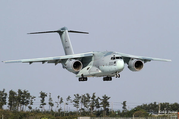 「空自の巨大輸送機」から石破総理が降りてきた！ 埼玉⇔石川ひとっ飛び 機体にはナゾのマークも!?