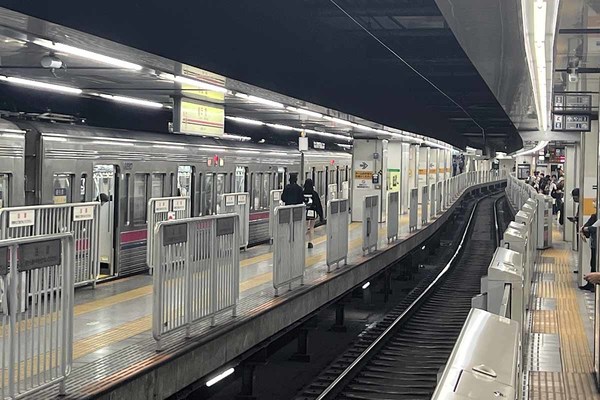 完成時点で余裕なし!? 窮屈すぎる京王新宿駅は「無理やり改造」の結果だった 10両編成を押し込むまでの苦難とは