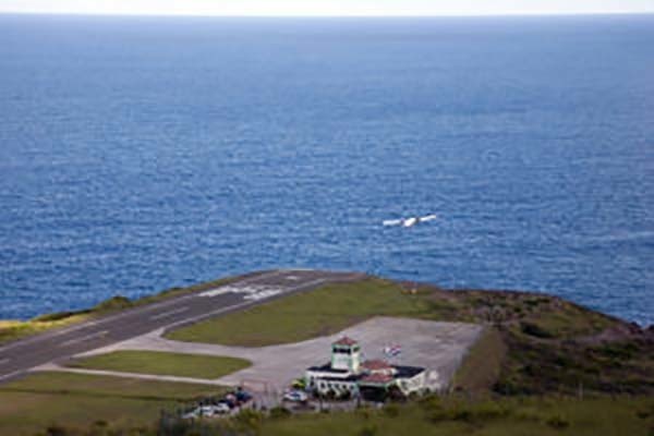 「世界一滑走路が短い民間空港」なぜ？ 着陸は「まるで空母！」なエクストリームさ 長さわずか400m